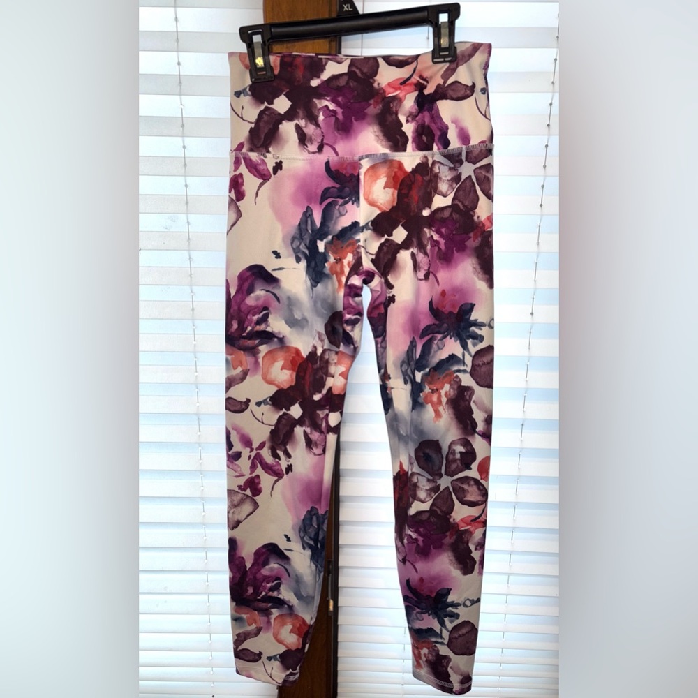 Balance collection Leggings sz M
Floral- white, orange, pink.